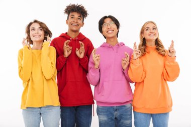 Umutlu jest gösterilen beyaz duvar arka plan üzerinde izole ayakta arkadaşlar öğrencilerin genç grup görüntü.