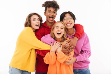 Beyaz arka plan üzerinde izole neşeli genç grup sarılma