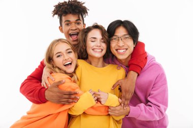 Beyaz arka plan üzerinde izole neşeli genç grup sarılma