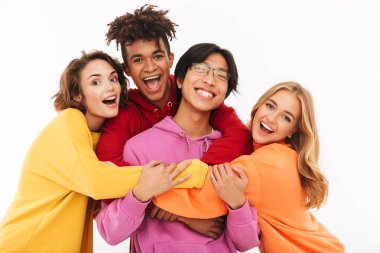 Beyaz arka plan üzerinde izole neşeli genç grup sarılma