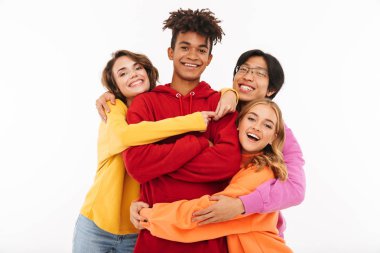 Beyaz arka plan üzerinde izole neşeli genç grup sarılma