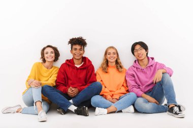 Beyaz arka plan üzerinde izole neşeli Genç Grup