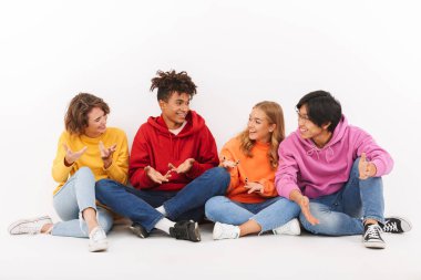 Beyaz arka plan üzerinde izole neşeli Genç Grup