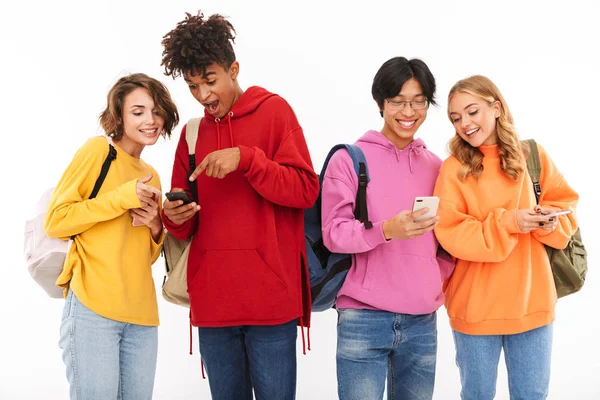 Група Веселих Підлітків Ізольовані Білому Тлі Носять Рюкзаки Використовуючи Мобільні — стокове фото