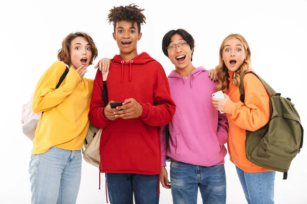 Grupo Adolescentes Alegres Aislados Sobre Fondo Blanco Llevando Mochilas Usando — Foto de Stock