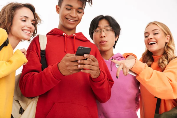Группа Веселых Подростков Изолированы Белом Фоне Рюкзаками Помощью Мобильных Телефонов — стоковое фото