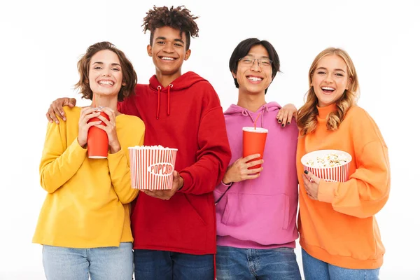 Группа Весёлых Многорасовых Друзей Смотрящих Кино Кушающих Попкорн Пьющих Содовую — стоковое фото