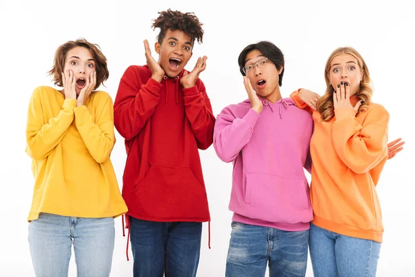 Üzerinde beyaz izole ayakta şok çok ırklı arkadaş grubu