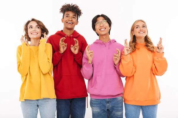 Umutlu jest gösterilen beyaz duvar arka plan üzerinde izole ayakta arkadaşlar öğrencilerin genç grup görüntü.