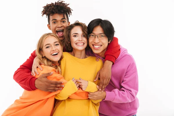 Grupo Adolescentes Alegres Isolados Sobre Fundo Branco Abraçando — Fotografia de Stock