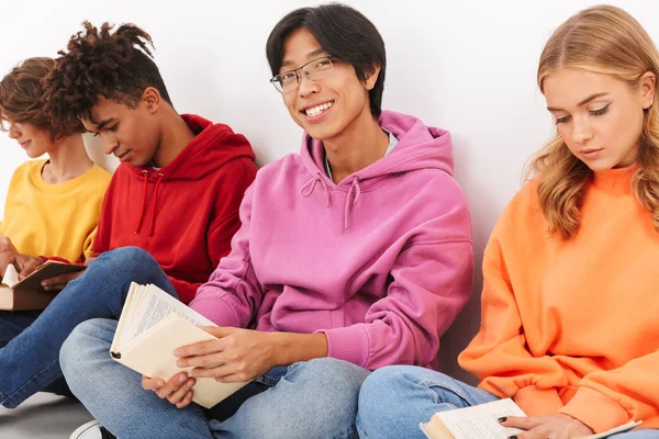 Grupo Adolescentes Sonrientes Alegres Aislados Sobre Fondo Blanco Lectura Libros — Foto de Stock