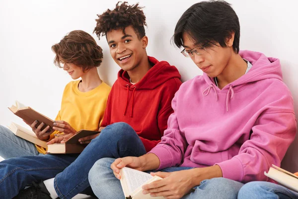 Groep Vrolijk Lachende Tieners Geïsoleerd Een Witte Achtergrond Het Lezen — Stockfoto