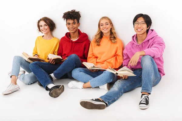 Grupo Adolescentes Alegres Aislados Sobre Fondo Blanco — Foto de Stock