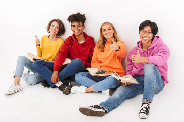 Grupo Adolescentes Alegres Aislados Sobre Fondo Blanco — Foto de Stock