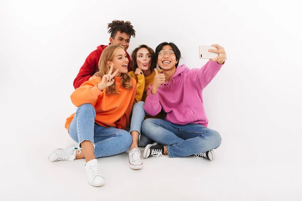 Groep Van Vrolijke Multiraciale Vrienden Zitten Geïsoleerd Wit Het Nemen — Stockfoto