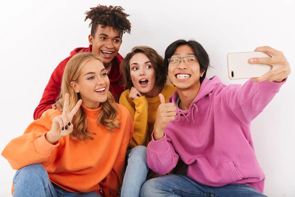 Vidám Tinédzserek Elszigetelt Fehér Háttér Mint Bevétel Egy Selfie Csoport — Stock Fotó