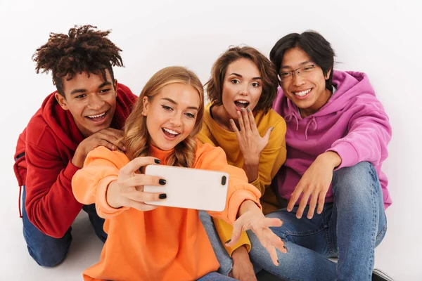 Grupo Adolescentes Alegres Isolados Sobre Fundo Branco Tomando Uma Selfie — Fotografia de Stock