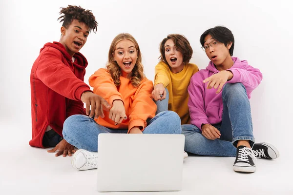 Groep Van Vrolijke Tieners Geïsoleerd Een Witte Achtergrond Kijken Naar — Stockfoto