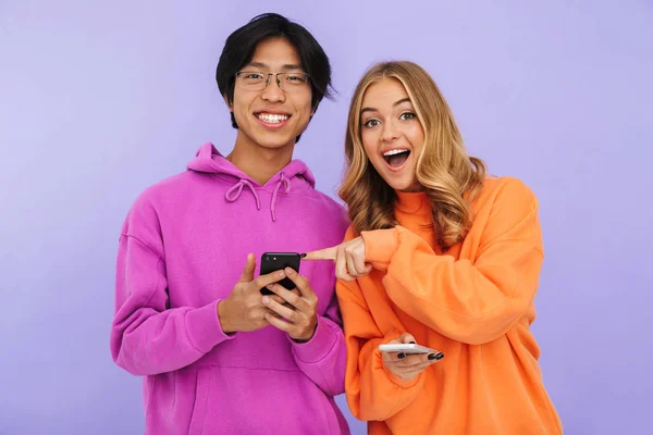 Foto Jovens Amigos Casal Estudantes Isolado Sobre Fundo Parede Branca — Fotografia de Stock