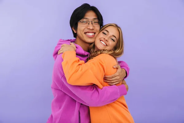 Cheerful Multhiethnic Teenage Couple Standing Together Isolated Violet Background Hugging — Stock Photo, Image