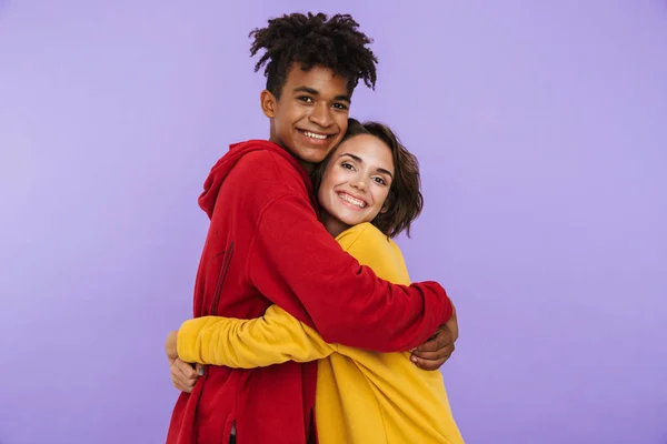 Photo Jeunes Amis Couple Étudiants Debout Isolé Sur Fond Mur — Photo