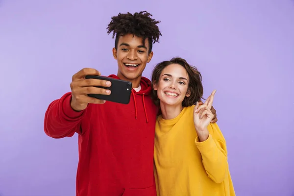Neşeli Multhiethnic Genç Çift Ayakta Birlikte Bir Selfie Alarak Menekşe — Stok fotoğraf
