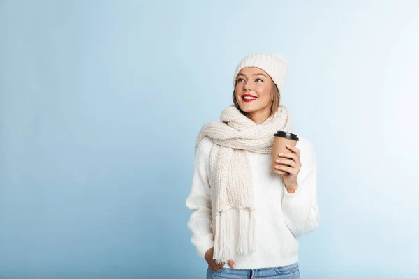 Glückliche Junge Frau Pullover Und Hut Isoliert Vor Blauem Hintergrund — Stockfoto