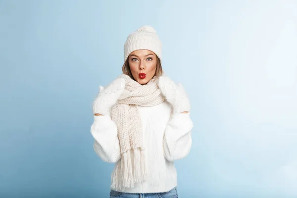 Adorável Jovem Mulher Vestindo Suéter Chapéu Isolado Sobre Fundo Azul — Fotografia de Stock