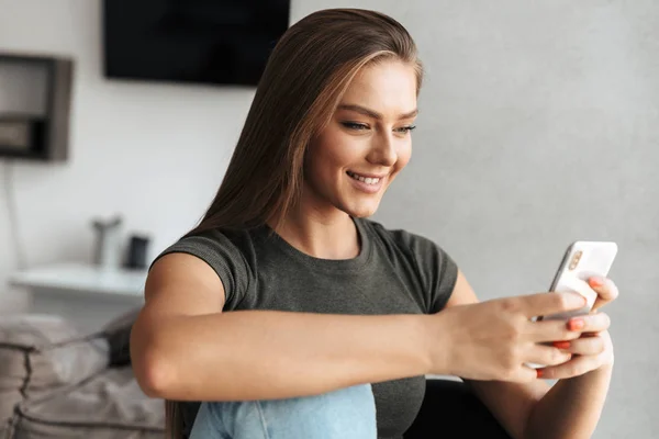 Gelukkig Jonge Vrouw Zittend Een Bank Met Behulp Van Mobiele — Stockfoto