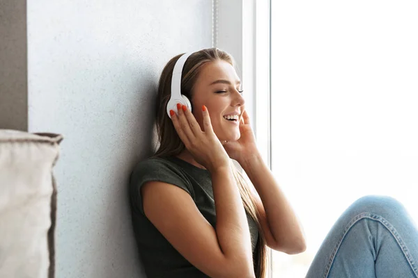 Joven Alegre Escuchando Música Con Auriculares Casa — Foto de Stock