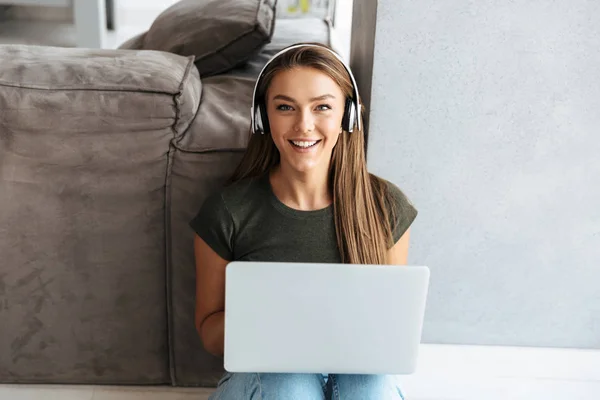 Glad Ung Kvinna Lyssna Musik Med Hörlurar Hemma Arbetar Bärbar — Stockfoto