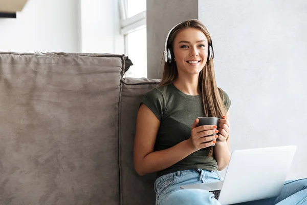 Fröhliche Junge Frau Hört Hause Musik Mit Kopfhörern Arbeitet Laptop — Stockfoto