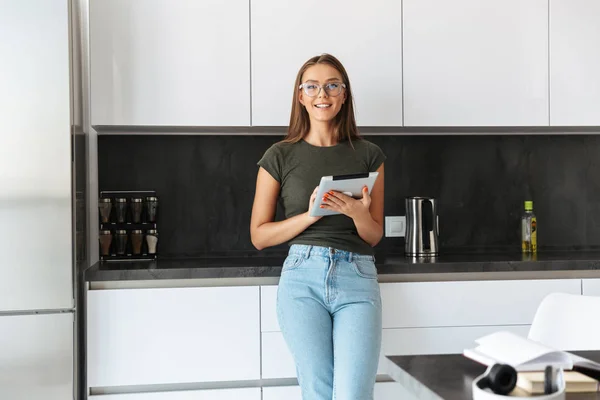 Schöne Junge Frau Die Der Küche Steht Und Tablet Computer — Stockfoto