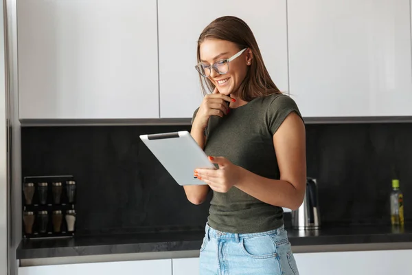 Schöne Junge Frau Die Der Küche Steht Und Tablet Computer — Stockfoto