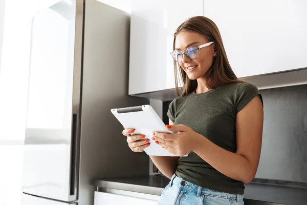 Schöne Junge Frau Die Der Küche Steht Und Tablet Computer — Stockfoto