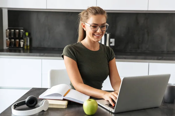 Sorrindo Jovem Mulher Sentada Cozinha Usando Computador Portátil Para Estudo — Fotografia de Stock