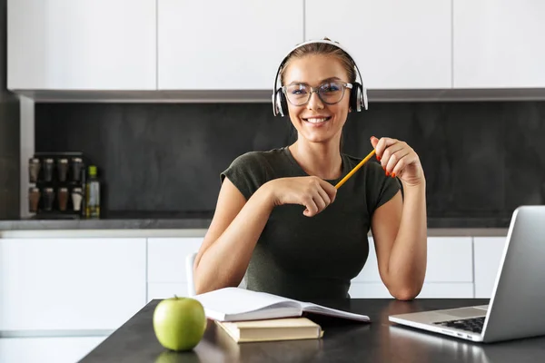 Sorrindo Jovem Mulher Sentada Cozinha Usando Computador Portátil Para Estudo — Fotografia de Stock