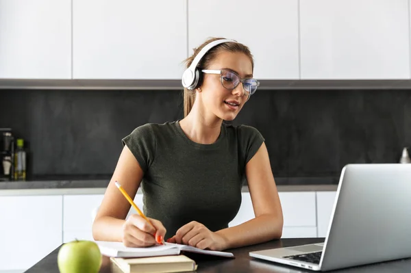 Sorrindo Jovem Mulher Sentada Cozinha Usando Computador Portátil Para Estudo — Fotografia de Stock