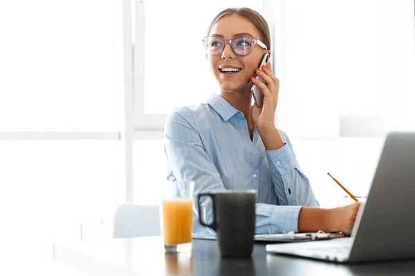 Vertrouwen Zakenvrouw Laptop Bezig Tijdens Vergadering Keuken Praten Mobiele Telefoon — Stockfoto