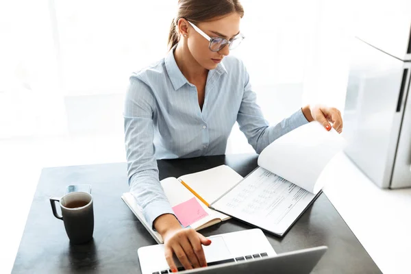 Vertrouwen Zakenvrouw Laptop Bezig Tijdens Vergadering Keuken — Stockfoto