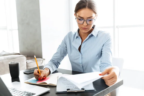 Mujer Negocios Confianza Trabajando Ordenador Portátil Mientras Está Sentado Cocina — Foto de Stock