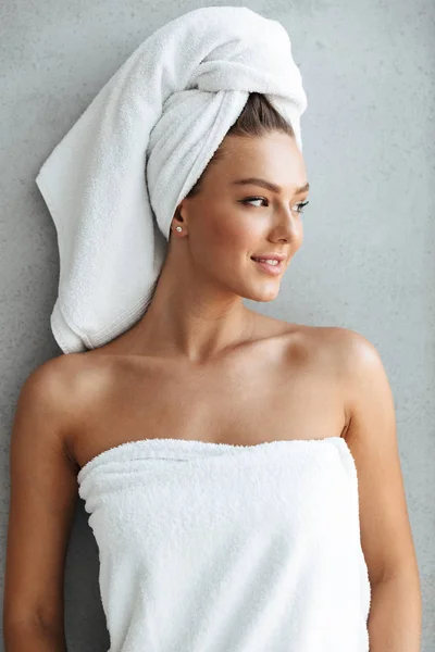 Mooie Jonge Vrouw Gewikkeld Een Bad Handdoek Staande Muur Thuis — Stockfoto