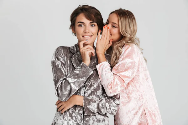 Dos Chicas Alegres Usando Pijamas Pie Aisladas Sobre Fondo Gris — Foto de Stock