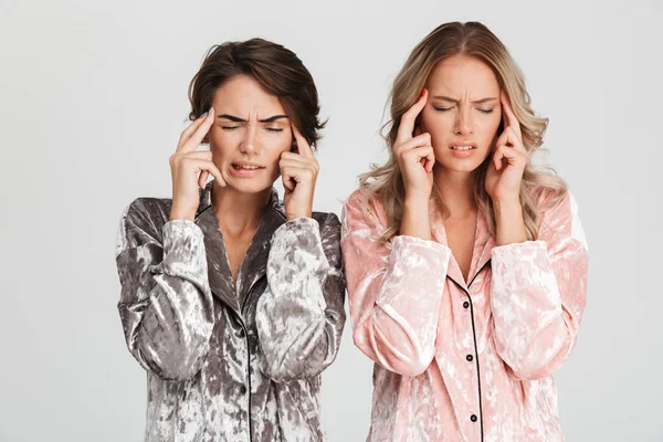 Duas Meninas Irritadas Vestindo Pijama Isolado Sobre Fundo Cinza Tendo — Fotografia de Stock