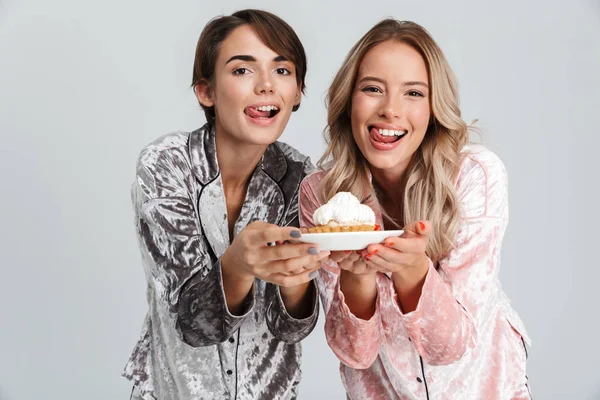 Zwei Fröhliche Mädchen Pyjamas Stehen Isoliert Vor Grauem Hintergrund Und — Stockfoto