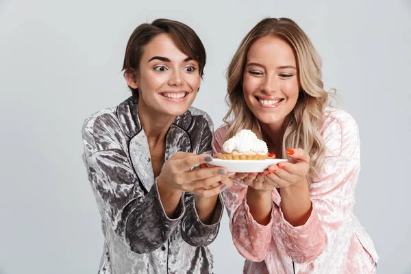 Zwei Fröhliche Mädchen Pyjamas Stehen Isoliert Vor Grauem Hintergrund Und — Stockfoto