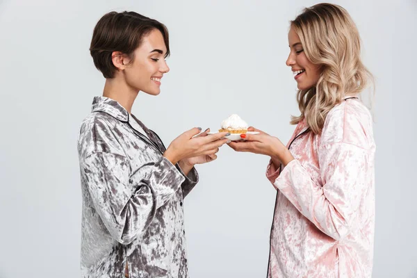 Zwei Fröhliche Mädchen Pyjamas Stehen Isoliert Vor Grauem Hintergrund Und — Stockfoto