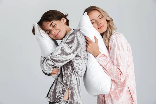 Dos Chicas Guapas Usando Pijamas Aisladas Sobre Fondo Gris —  Fotos de Stock