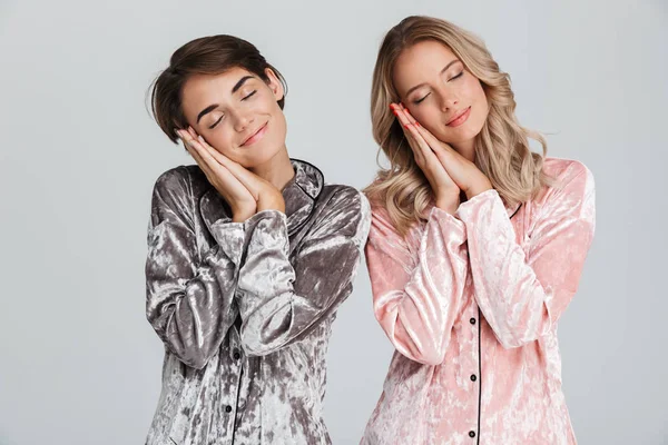 Zwei Hübsche Mädchen Pyjamas Isoliert Über Grauem Hintergrund — Stockfoto