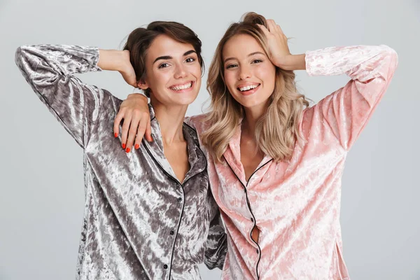 Duas Meninas Bonitas Vestindo Pijama Isolado Sobre Fundo Cinza — Fotografia de Stock